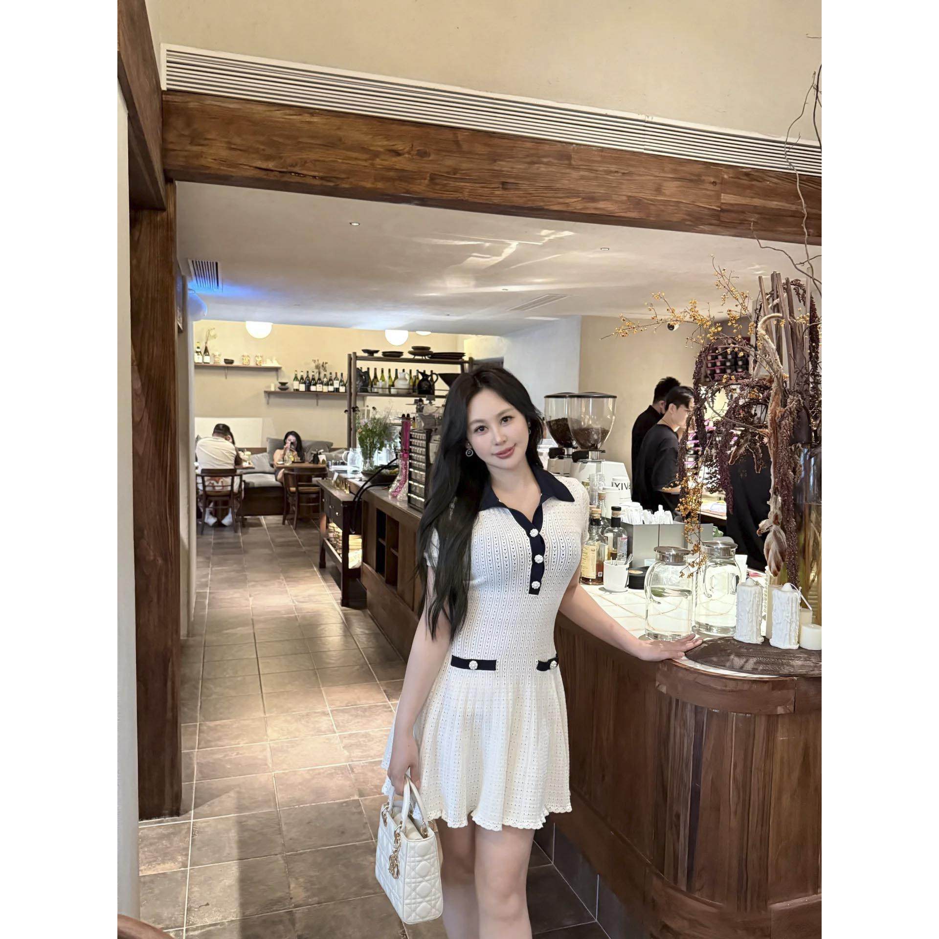 self-stride 2025早秋新款纯净白短袖镂空翻领优雅气质针织连衣裙