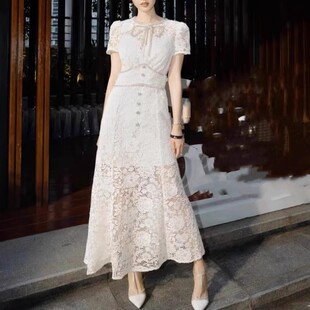 精致蕾丝连衣裙中长裙 白色圆领蝴蝶结镶钻收腰短袖 self stride