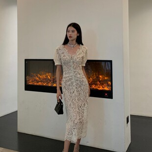 长裙温柔显气质 显瘦高腰钻饰洋装 2025早春白色法式 V领蕾丝修身