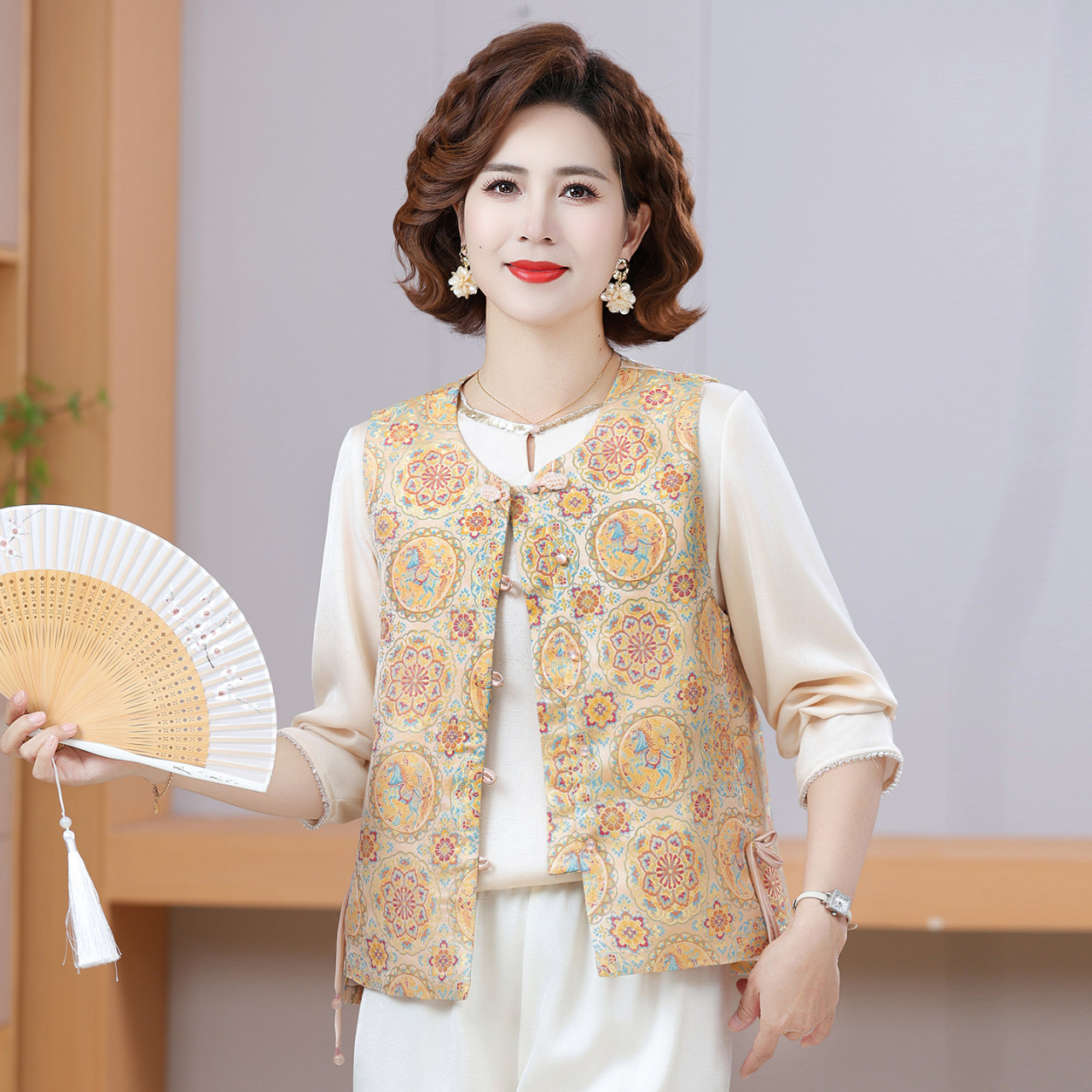 妈妈春天洋气马甲外套国风唐装马夹背心中老年人新款女装两件套