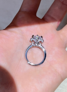 Young闪亮高级感八心八箭鸢尾花戒指轻奢璀璨微镶锆石婚礼钻戒女