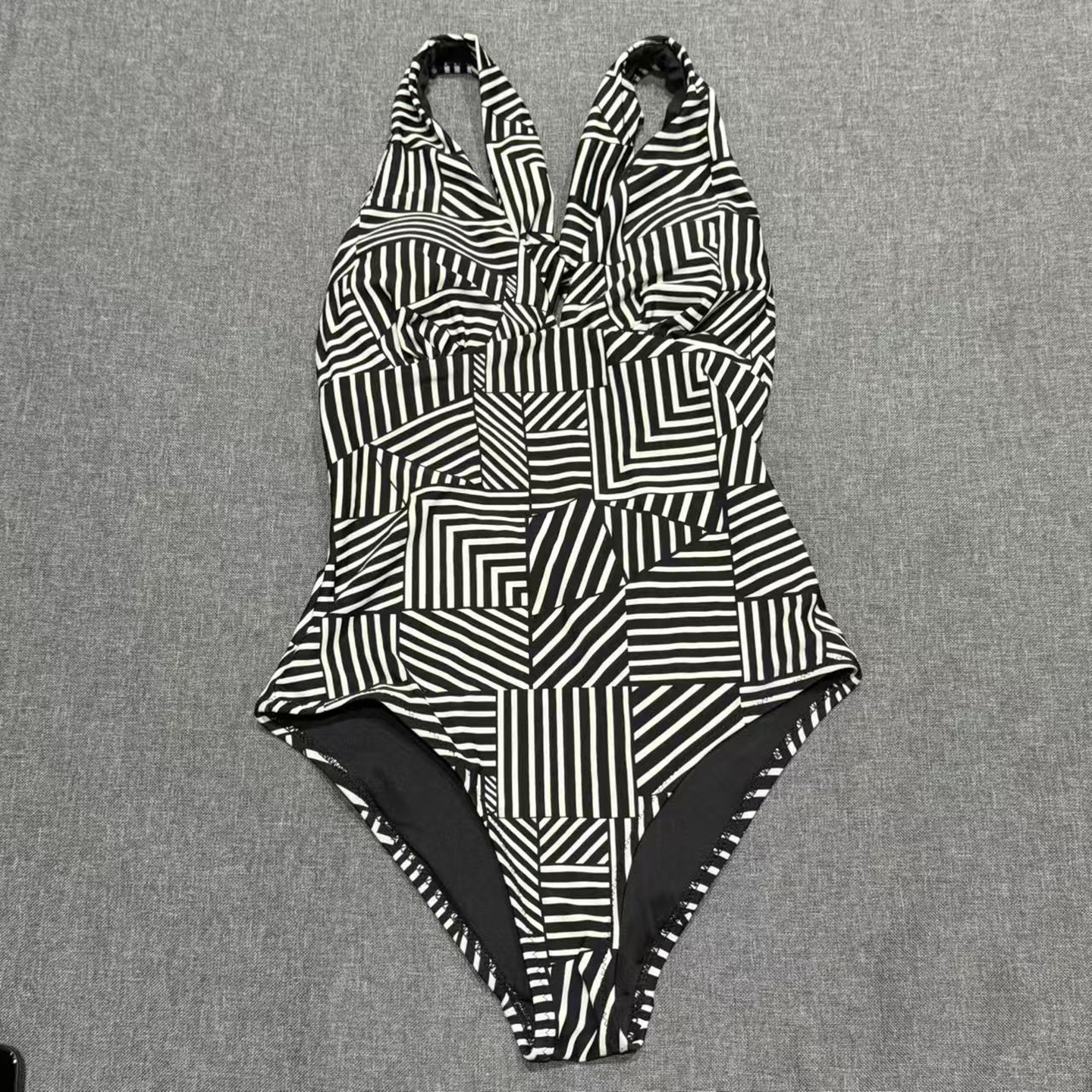 出口欧美女成人V领菱形条纹大露背后背交叉简约三角裤连体游泳衣