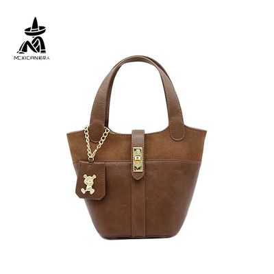 稻草人麂皮绒女包2025新款水桶包手提斜挎包小熊挂件复古菜篮子包