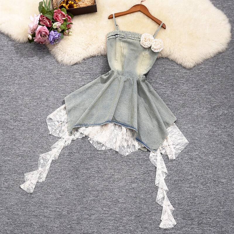 实拍夏季女装设计感减龄小清新花朵不规则蕾丝边牛仔吊带连衣裙潮