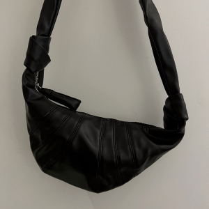 B218-B34-P50牛角包法式可颂饺子包包春夏新款男女中性斜跨PU包,运动黑色长包裙怎么搭配上衣图片