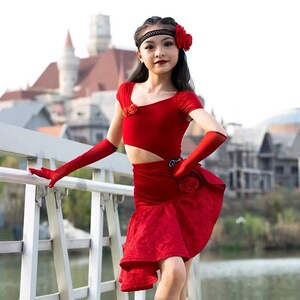 2024年秋冬新款网红拉丁舞服女童短袖露腰大摆裙鱼骨裙分体演出服