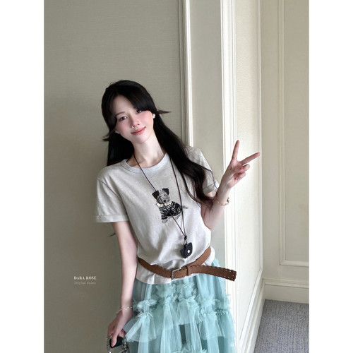 DARA ROSE-小狗印花通勤圆领宽松显瘦日常基础款短袖T恤(配挂件)