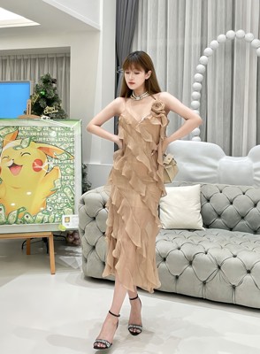 越南MUSTHAVE x 王车车浅褐色不对称褶皱吊带裙立荷叶边中长裙正