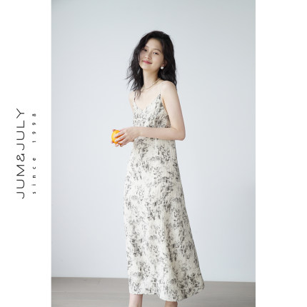 嘉茱莉新款新中式吊带连衣裙女V领温柔风吊带裙夏季褶皱碎花长裙