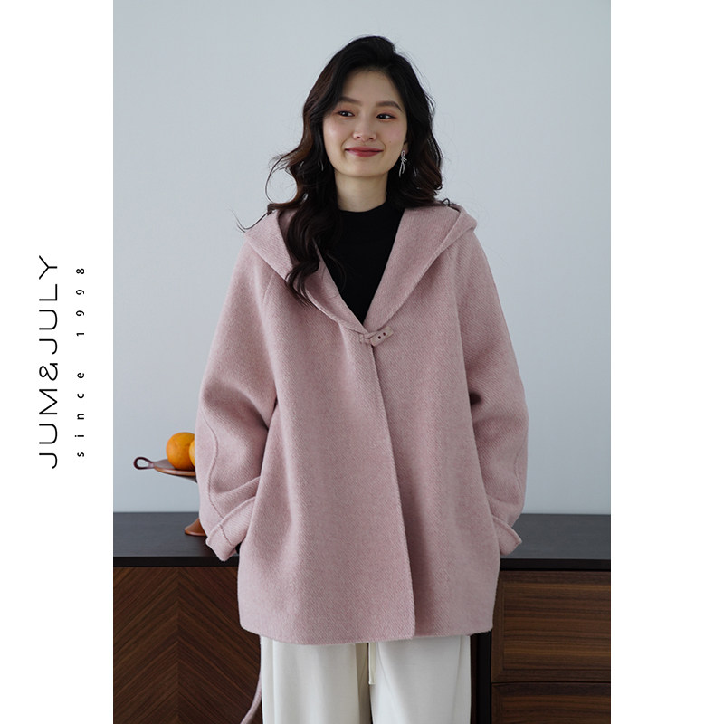 嘉茱莉连帽牛角扣大衣新款毛呢外套女小个子短款羊毛大衣外套粉色