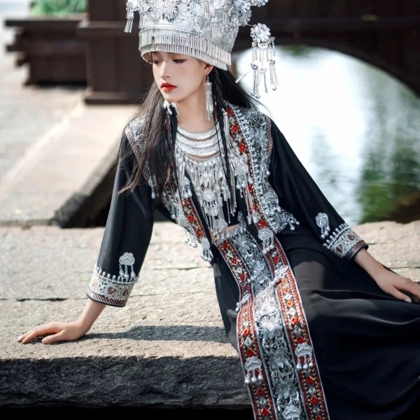 出租新款苗疆少女服装土家族哈尼族民族风夏季套装么么茶旅拍写真