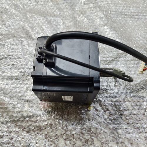 议价伺服电机 SGMPH-15AAA21 一个，实物