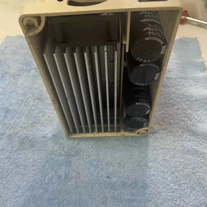 议价瀚辰变频器HC600-0.75S/T2B 外壳破损