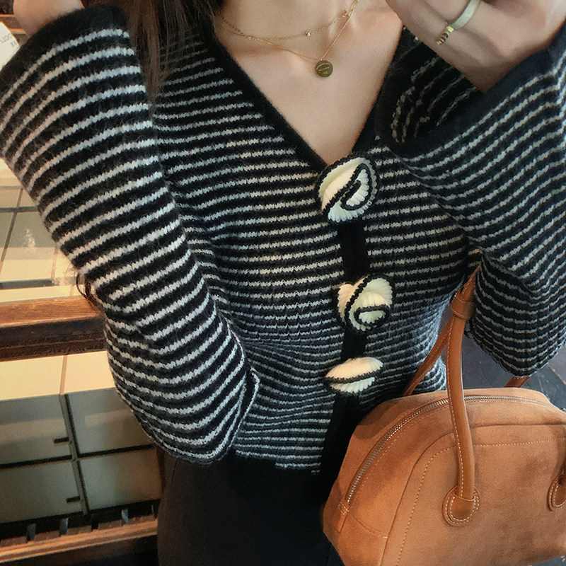 bigyu 设计感收腰短款条纹上衣女秋冬花朵装饰长袖打底V领针织衫,女装/女士精品,毛针织衫,淘宝优惠券,粉丝福利购,淘宝优惠卷