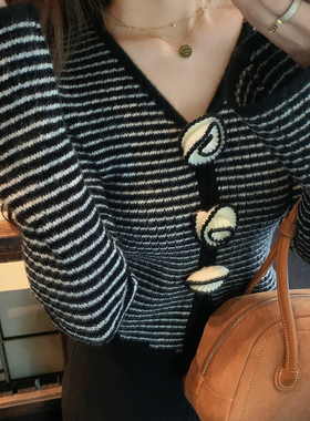 bigyu 设计感收腰短款条纹上衣女秋冬花朵装饰长袖打底V领针织衫