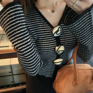 打底V领针织衫 bigyu 饰长袖 条纹上衣女秋冬花朵装 设计感收腰短款