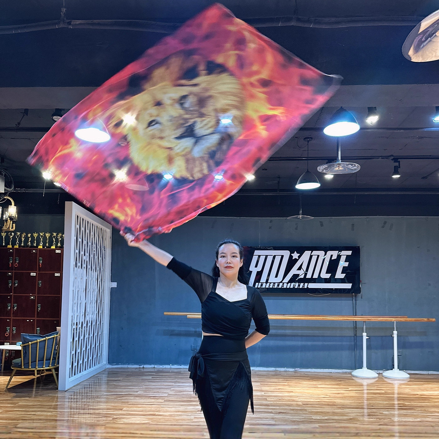 肚皮舞新款黑色狮子头表演赞美旗