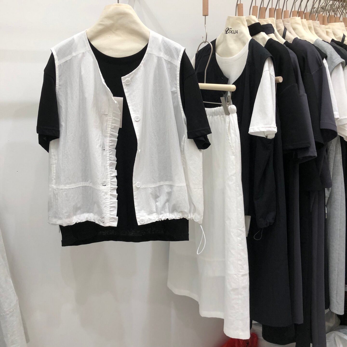 木耳边马甲+宽松短袖t恤+半身裙三件套装女2026夏季工装款XXJ819