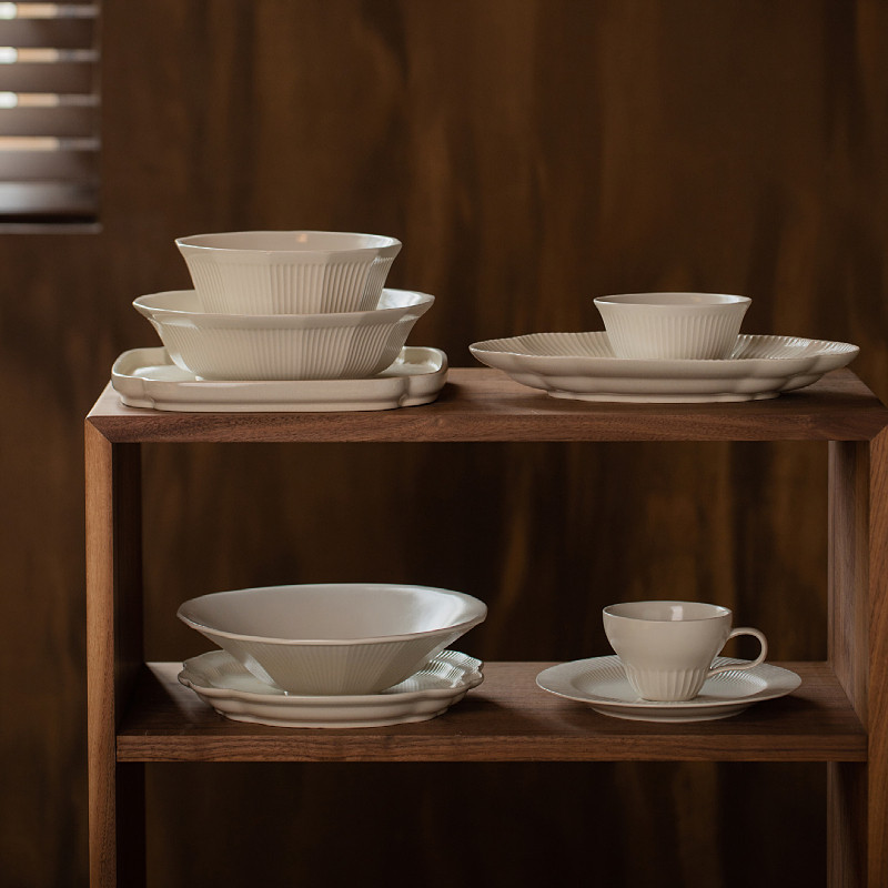 简约韩式法式米色黑色陶瓷餐具饭碗西餐牛排斗笠意面盘花瓣鱼盘