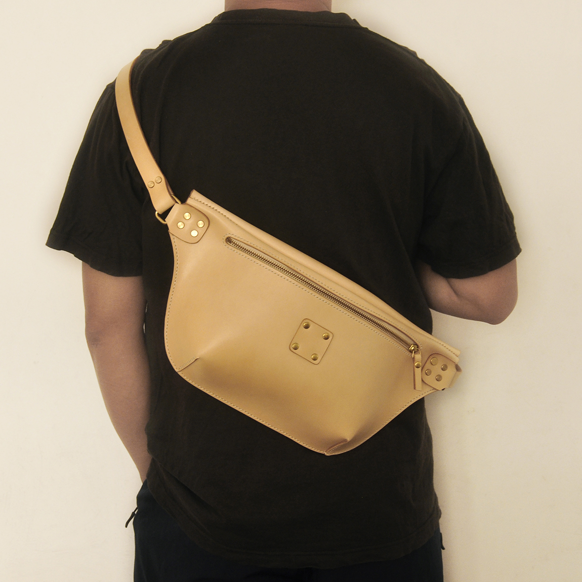 原色植鞣真牛皮仿天神风格纯手缝户外斜跨酷胸包机车包饺子包男女