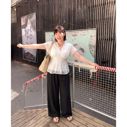 Q了个T大码女装法式V领大方得体微胖穿搭巨好看显瘦绝美漂亮上衣