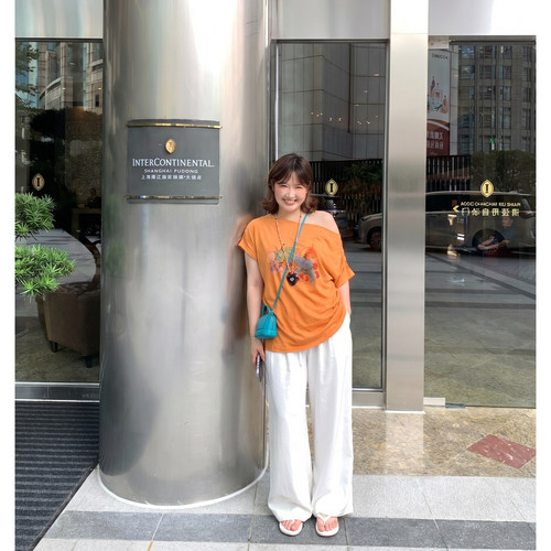 Q了个T 微胖mm大码女装设计感露肩T恤印花宽松短袖绝美巨好看上衣