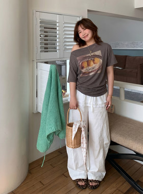 Q了个T 大码女装微胖mm韩系印花斜肩天丝棉质巨好看绝美小露肩T恤