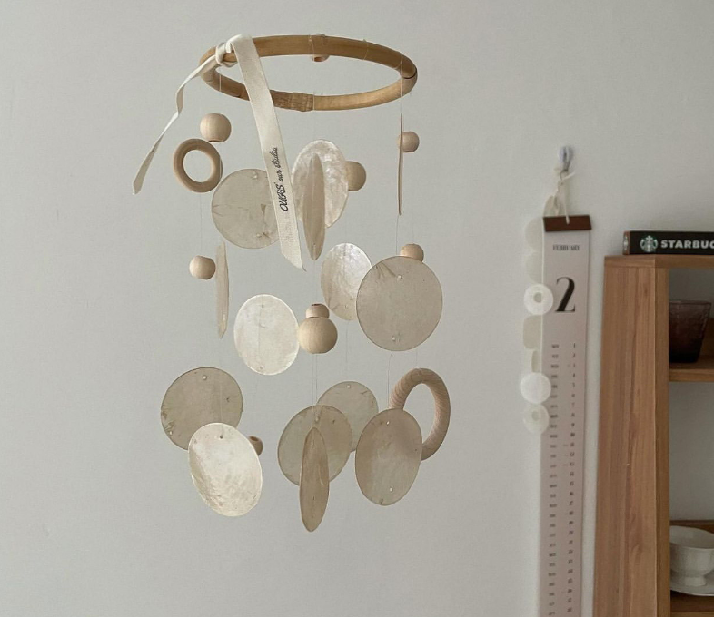 天然木圈民宿軟裝拍攝貝殼風鈴