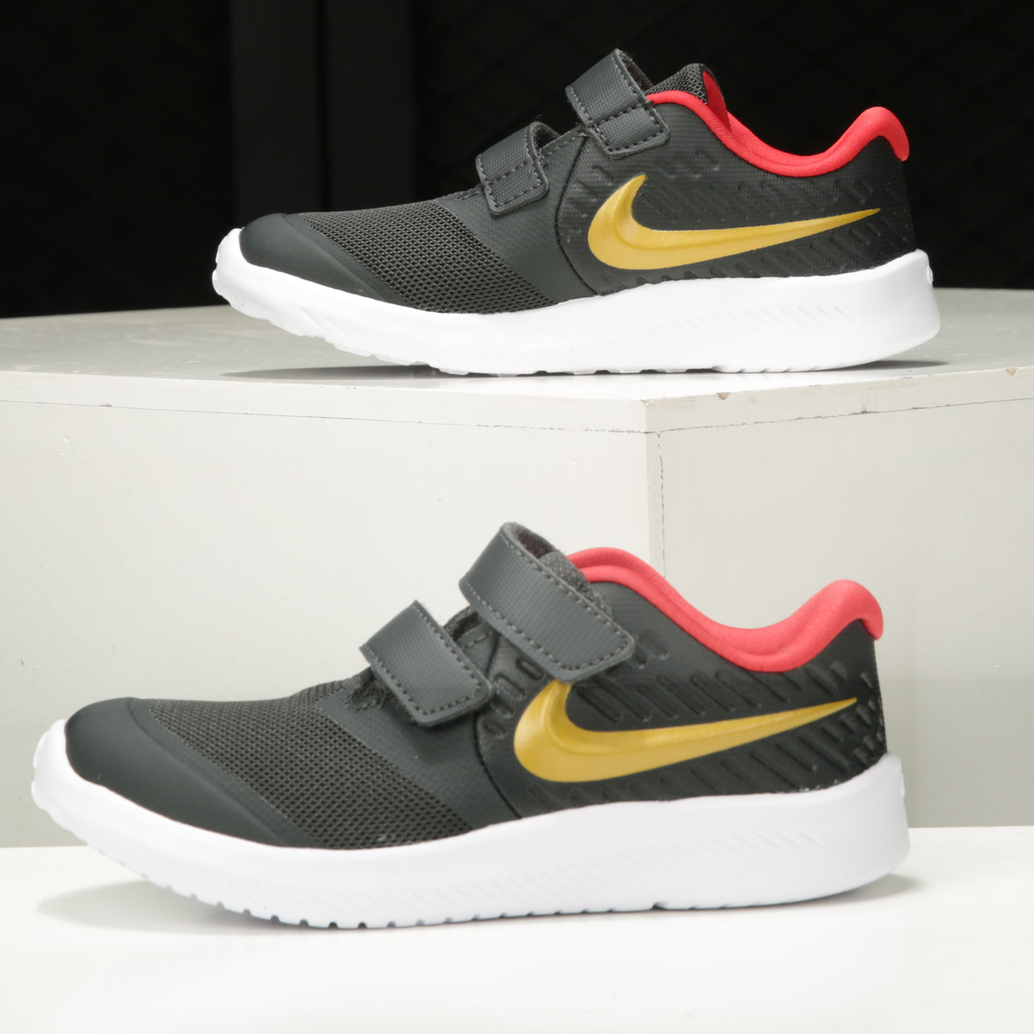 耐克小童休闲风透气跑步鞋