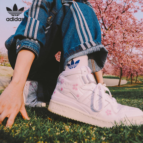 阿迪达斯女子紫外线变色刺绣板鞋