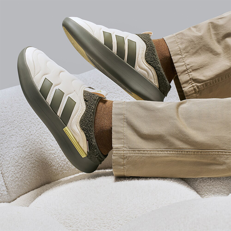 阿迪达斯男女耐磨运动休闲鞋