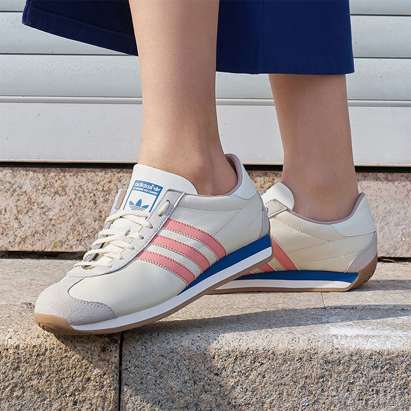 阿迪达斯男女经典运动鞋