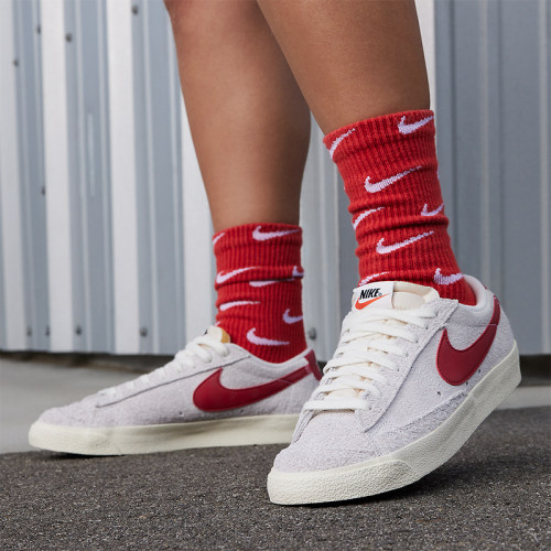 Nike/耐克正品四季款女士低帮复古潮流系带轻便板鞋FQ8060-100