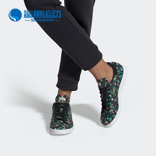 阿迪达斯女子运动板鞋EE4893