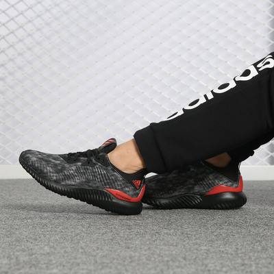 阿迪达斯透气轻便男子跑步鞋