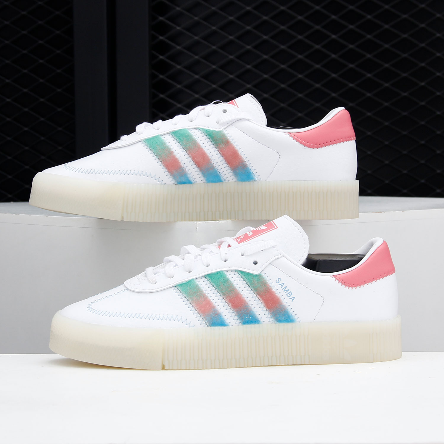 阿迪达斯三叶草低帮女子休闲板鞋