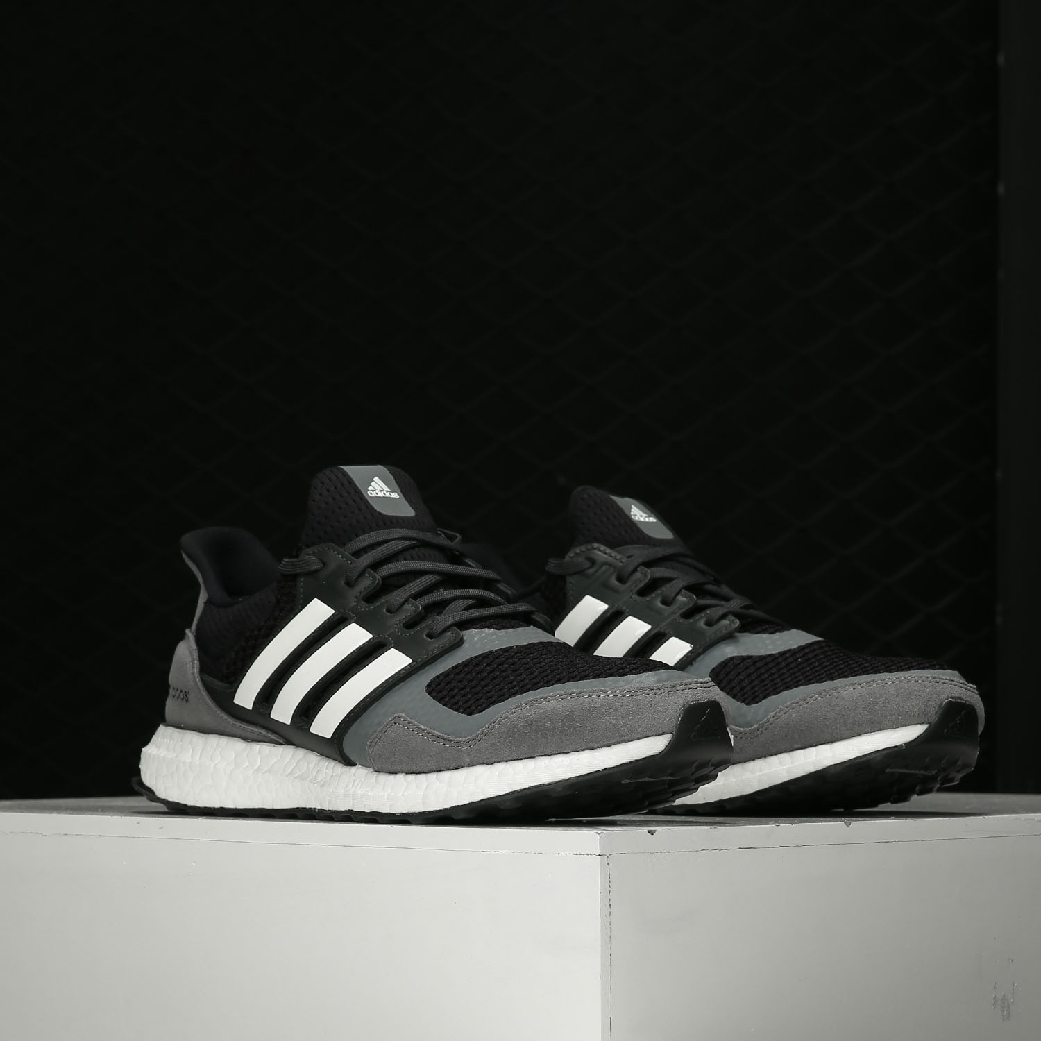 阿迪达斯男女缓震跑步运动鞋