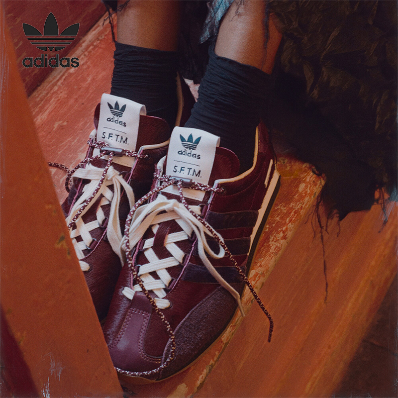 阿迪达斯男女休闲鞋JH9011