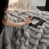 In the evening, I'm looking for a new Tuscan rabbit fur short pile casual blanket, a light luxury high-end sofa blanket. The blanket is soft and warm thumbnail 5
