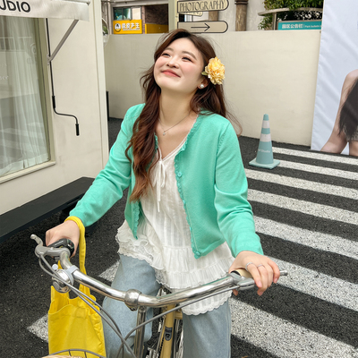 自带花边纽扣可解春日色调
