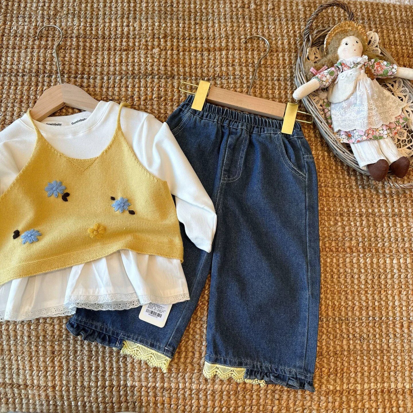 花朵针织吊带打底衫牛仔裤三件套