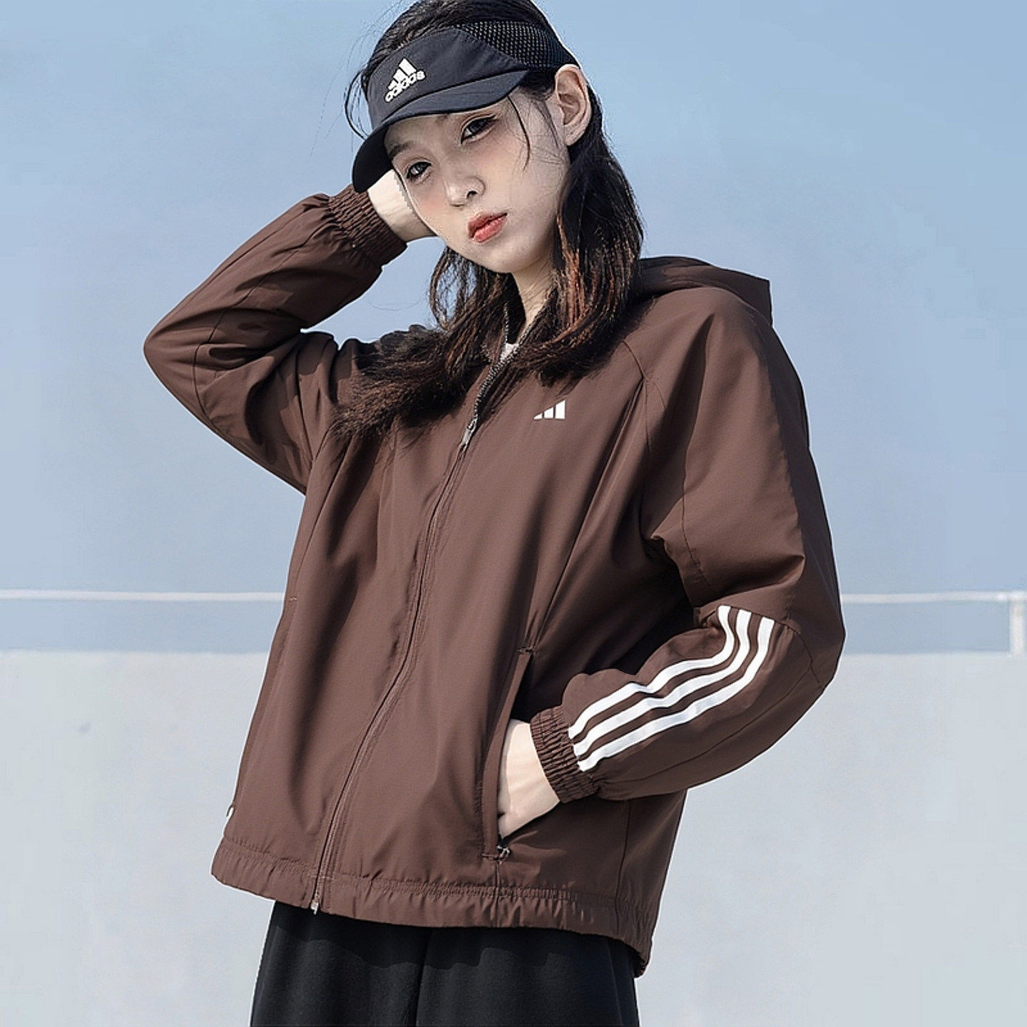 阿迪达斯外套女春季新款梭织连帽衫运动服宽松美式防风衣夹克上衣