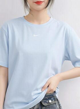 耐克短袖女Nike正品浅蓝色纯色运动休闲刺绣宽松纯棉粉T恤FD4150
