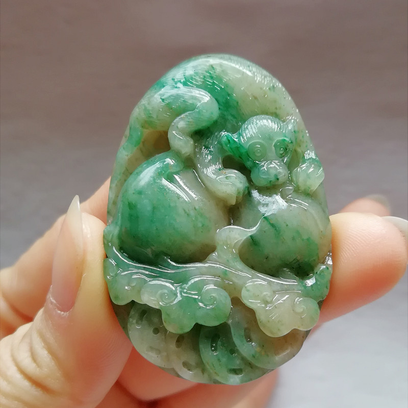 收藏天然独玉南阳独山玉吊坠苏工猴子挂件生肖猴玉佩仙桃玉坠附证