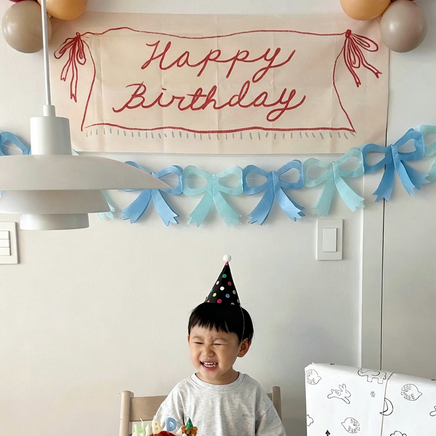 ins韩系儿童生日派对粉蓝色蝴蝶结拉旗背景布装饰道具周岁礼拉花