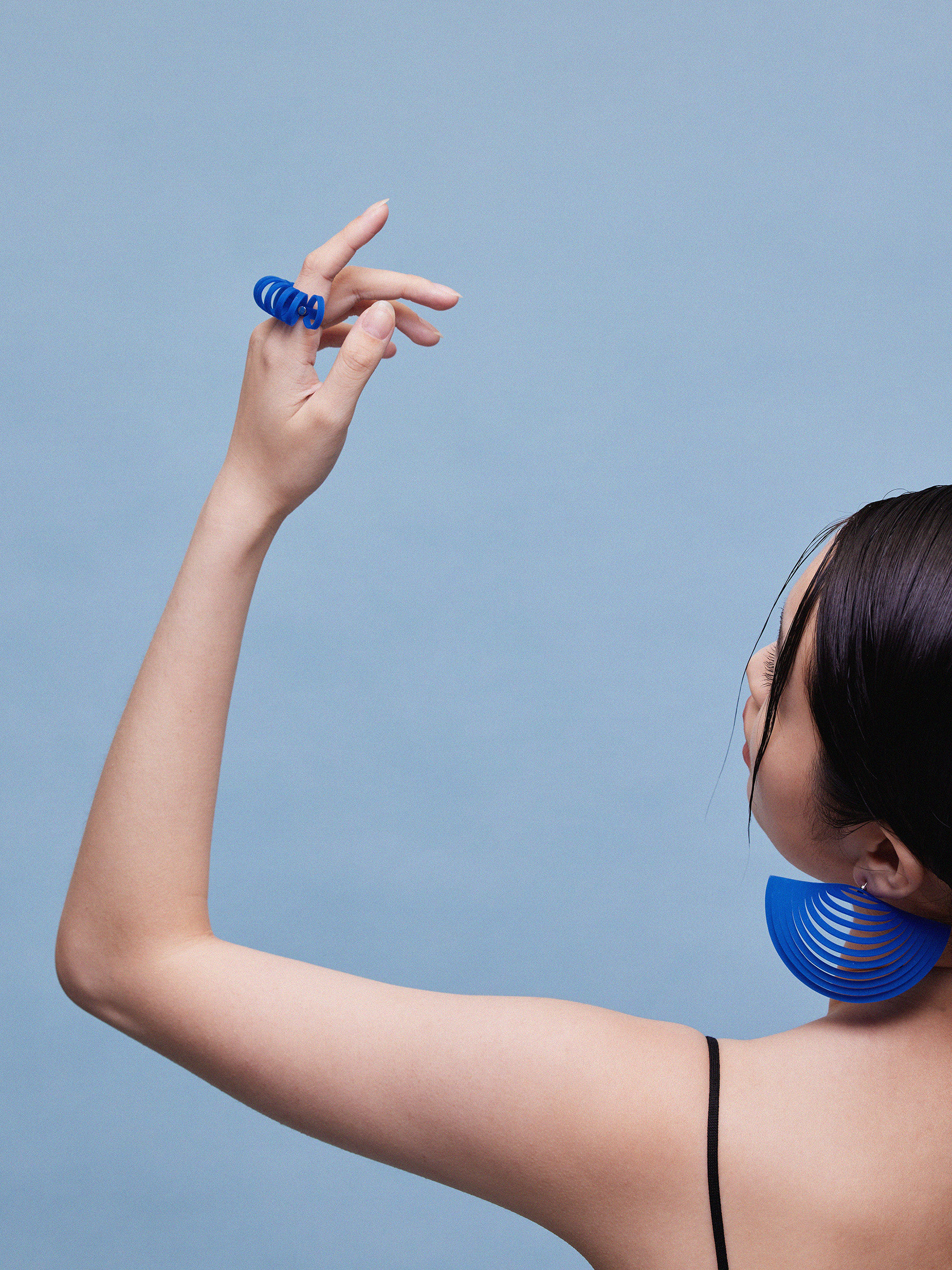 吾也 克莱因蓝 波影耳环耳夹轻盈艺术小众新款柔软波动