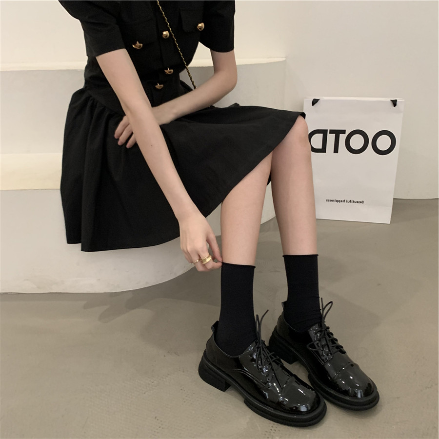 여성을위한 홍콩 영국 스타일 작은 가죽 신발 봄 가을 2023 새로운 특허 가죽 두꺼운 밑창 검은 색 작은 향기로운 스타일 프랑스 로퍼