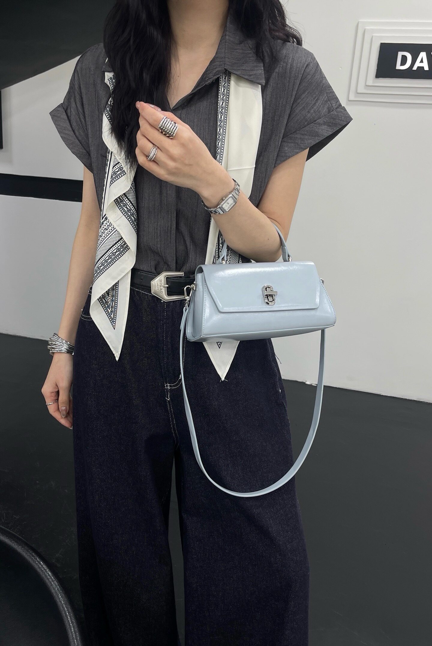 2026新款时尚油蜡皮小方包简约百搭锁扣手提包纯色百搭单肩斜跨包