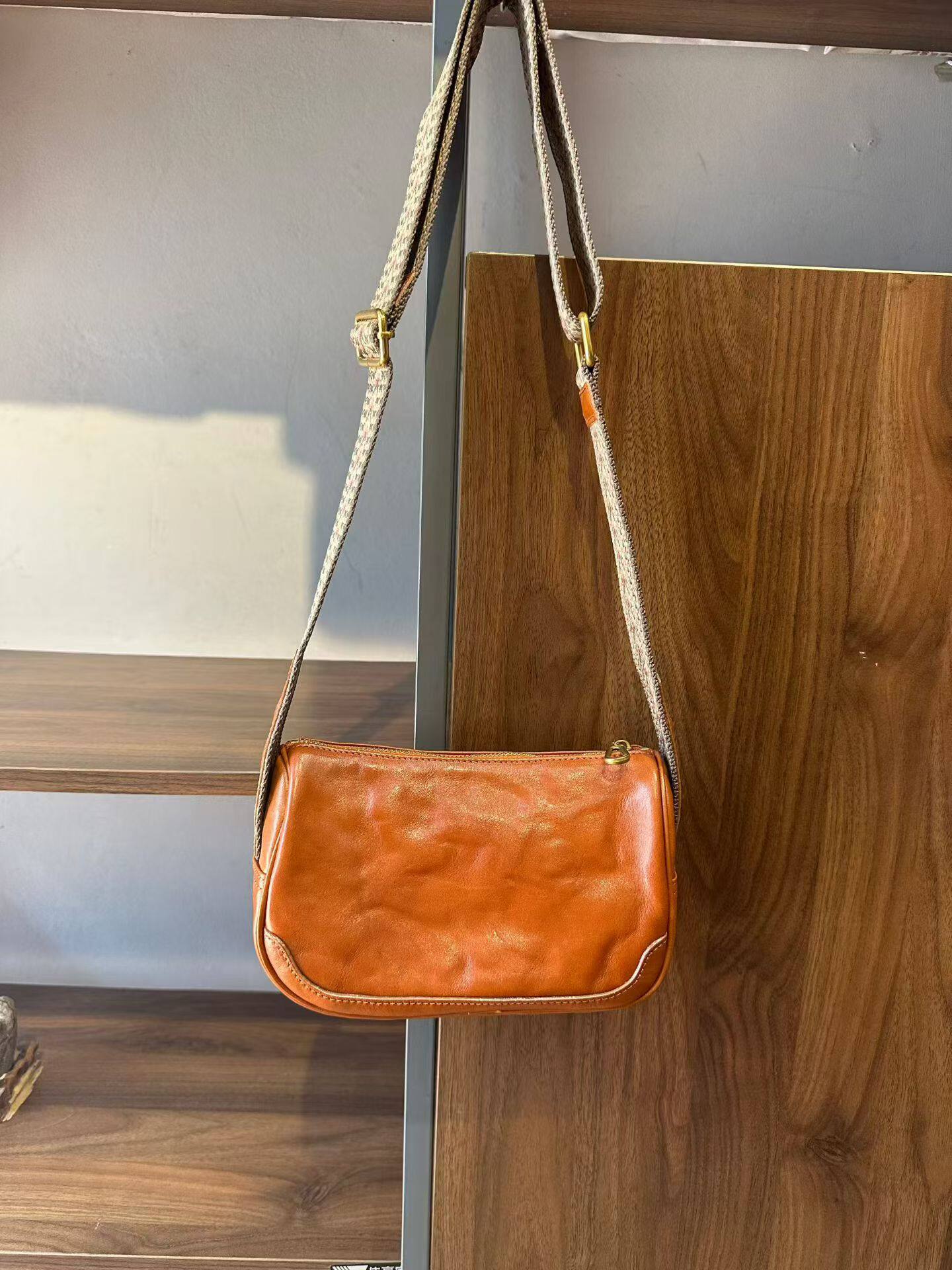 复古宽肩带斜挎包高级感真皮女包单肩小包新款时尚头层牛皮包小众