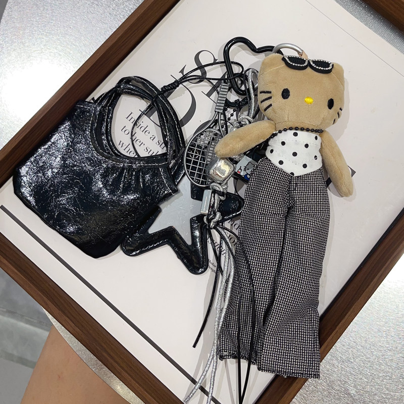 甜酷辣妹肚兜格子裤长腿黑皮kt公仔包包挂件高级感百搭饰品钥匙扣
